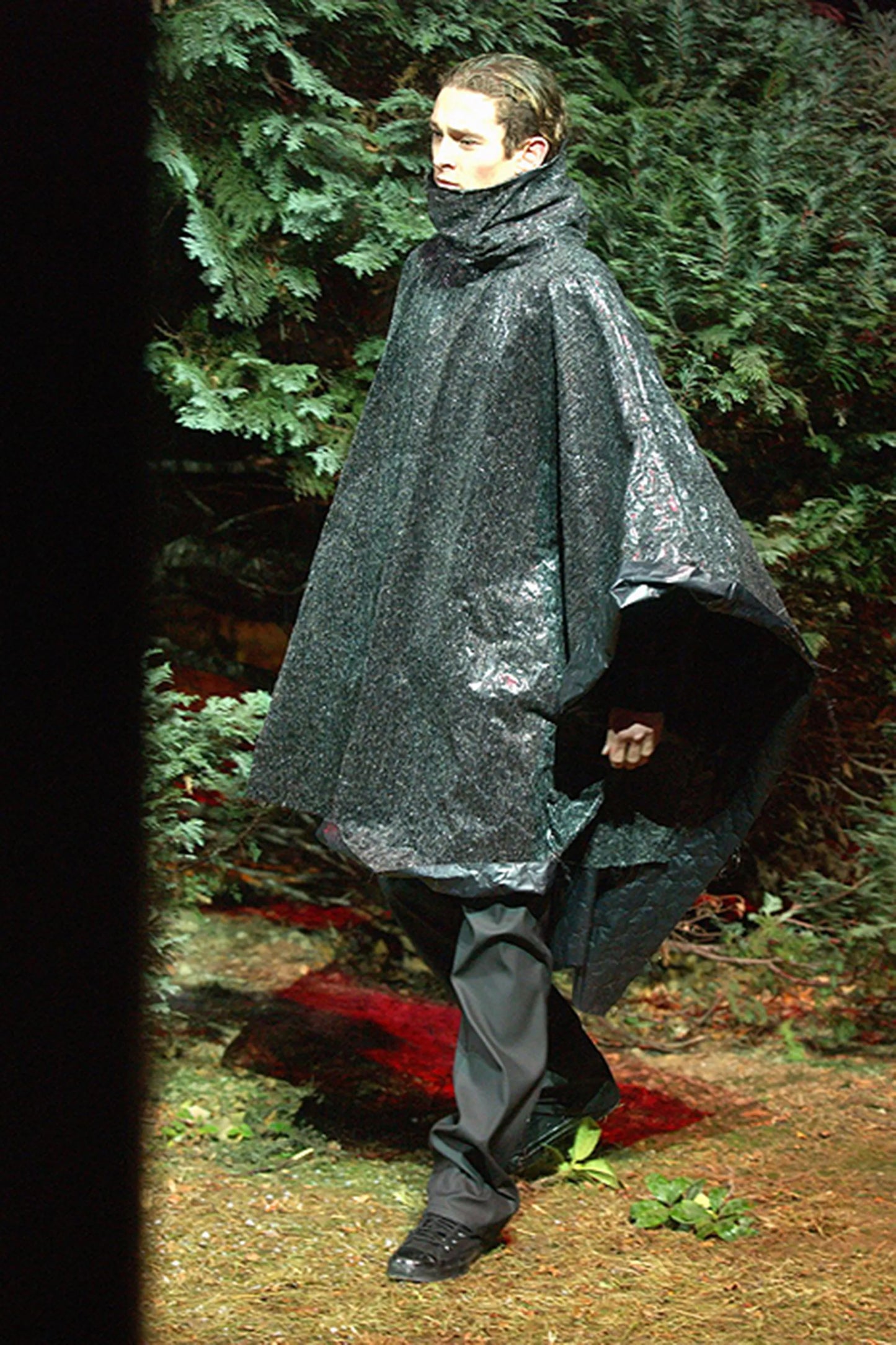Raf Simons 2002 年秋冬跑道样品斗篷